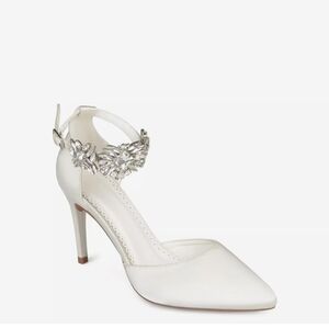 Womens Journee Collection White Stain Heels with Silver Accents And Gems Sz 11